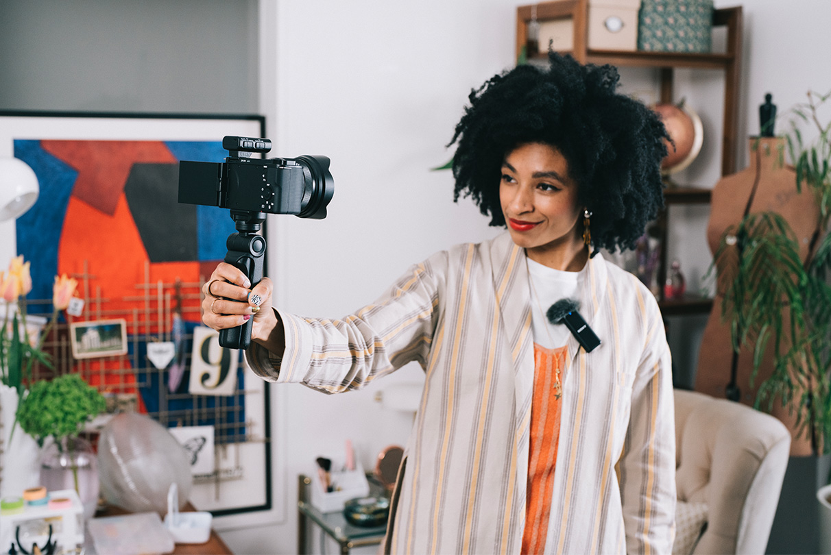 Unlike with conventional analogue audio transmission, you'll never need to worry about cable signal interference. Just pair the ZV-E10 with any Sony microphone that supports a Digital Audio Interface via an MI Shoe for clear, low-noise, all-digital audio. Or, you can connect your favourite mic via the camera's mic jack for even better audio.